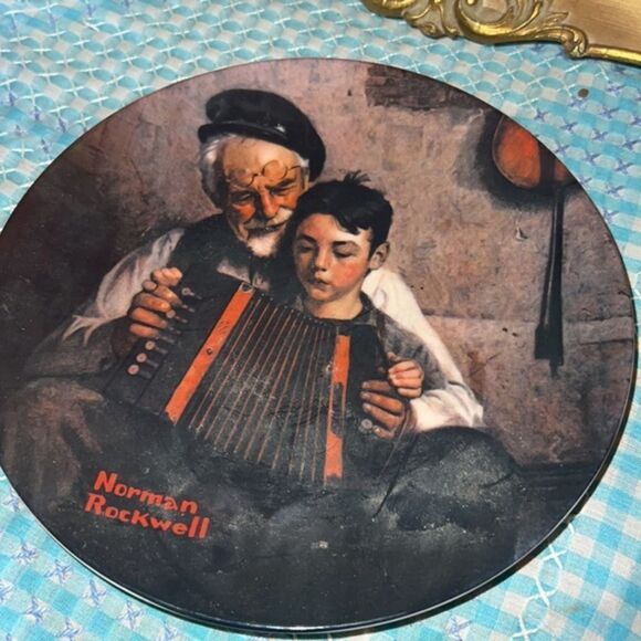 An 8.5" Norman Rockwell plate...The Music Maker. Misc 434 - Picture 2 of 4